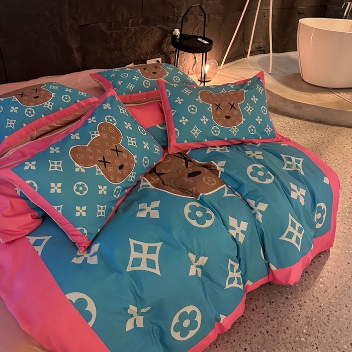 91家纺网 家纺一手货源 找家纺 色鬼 2023新款轻奢潮牌大牌风棉加绒四件套印花牛奶绒四件套 湖蓝熊