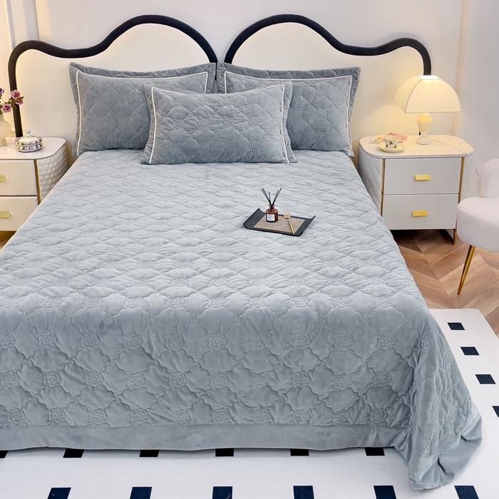 91家纺网 家纺一手货源 找家纺 优乐家纺 2025新款高克重宝宝绒夹棉床盖系列三件套 爱丽丝-贵族灰