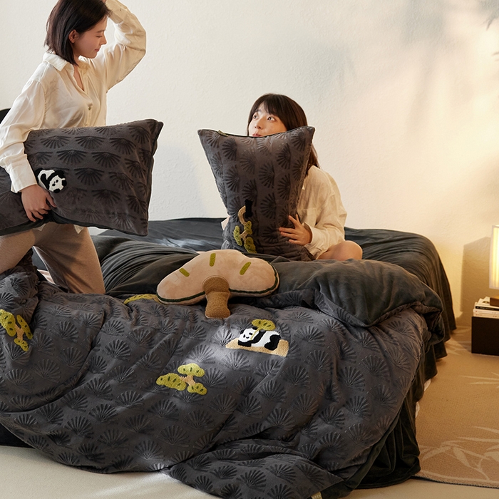 91家纺网 家纺一手货源 找家纺 安莱生活 2023新款雕花绒牛奶绒毛巾绣“青松躺平”四件套放青松-黑松