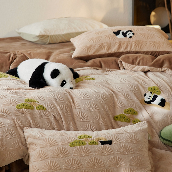 91家纺网 家纺一手货源 找家纺 安莱生活 2023新款雕花绒牛奶绒毛巾绣“青松躺平”四件套放青松-棕松