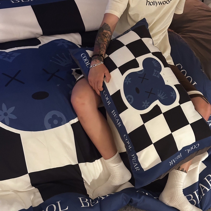 91家纺网 家纺一手货源 找家纺 色鬼 2023新款轻奢潮牌大牌风棉加绒四件套印花牛奶绒四件套 棋牌格绒