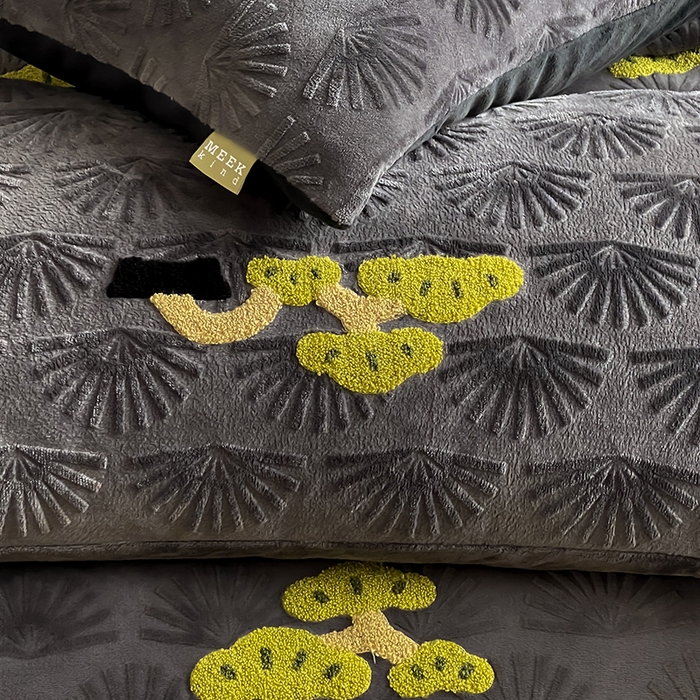 91家纺网 家纺一手货源 找家纺 安莱生活 2023新款雕花绒牛奶绒毛巾绣青松躺平四件套 放青松-黑松