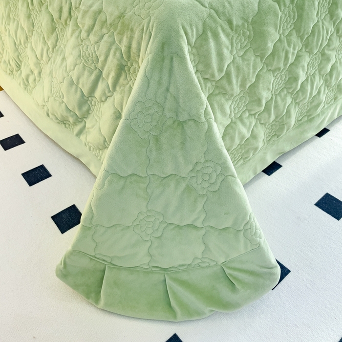 91家纺网 家纺一手货源 找家纺 优乐家纺 2025新款高克重宝宝绒夹棉床盖四件套 爱丽丝-青春绿