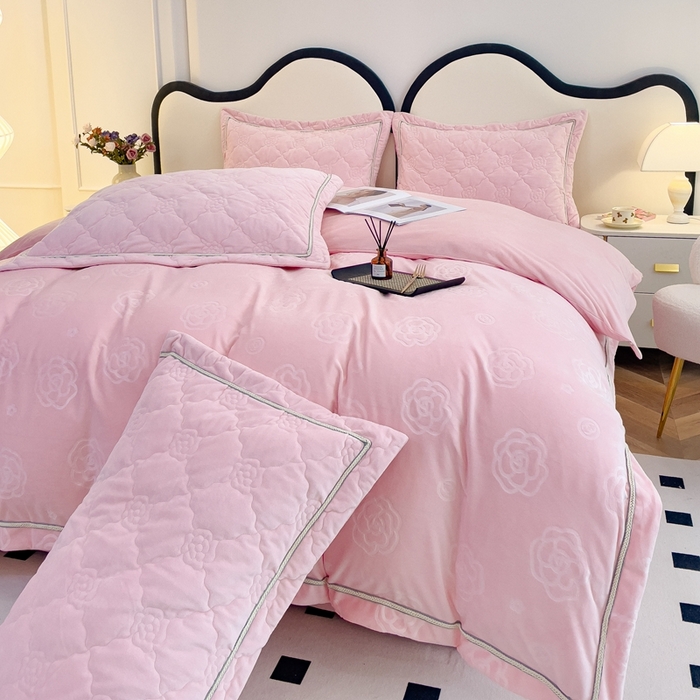 91家纺网 家纺一手货源 找家纺 优乐家纺 2025新款高克重宝宝绒夹棉床盖四件套 爱丽丝-爱情粉