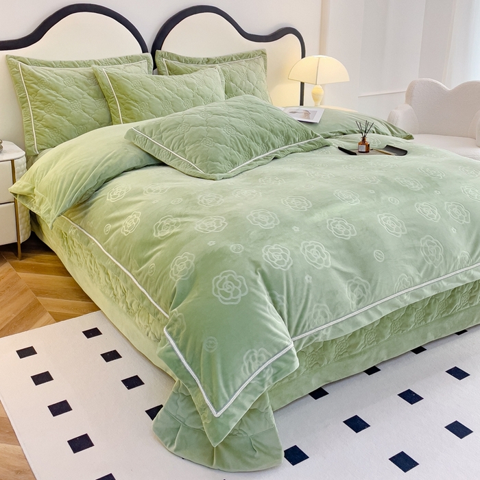 91家纺网 家纺一手货源 找家纺 优乐家纺 2025新款高克重宝宝绒夹棉床盖四件套 爱丽丝-青春绿