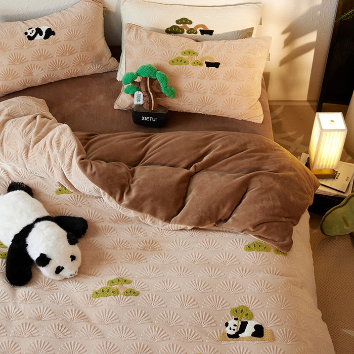 91家纺网 家纺一手货源 找家纺 安莱生活 2023新款雕花绒牛奶绒毛巾绣“青松躺平”四件套放青松-棕松