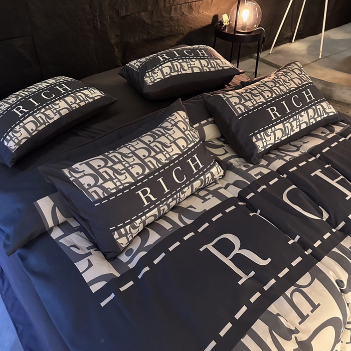 91家纺网 家纺一手货源 找家纺 色鬼 2023新款轻奢潮牌大牌风棉加绒四件套印花牛奶绒四件套 来财绒