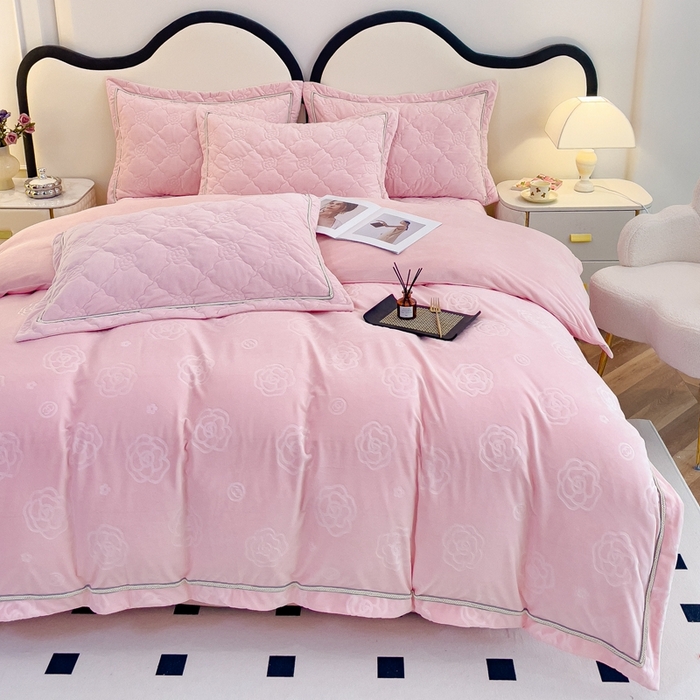 91家纺网 家纺一手货源 找家纺 优乐家纺 2025新款高克重宝宝绒夹棉床盖四件套 爱丽丝-爱情粉