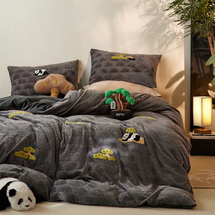 91家纺网 家纺一手货源 找家纺 安莱生活 2023新款雕花绒牛奶绒毛巾绣“青松躺平”四件套放青松-黑松