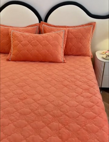 91家纺网 家纺一手货源 找家纺 优乐家纺 2025新款高克重宝宝绒夹棉床盖系列三件套 爱丽丝-香橙橘