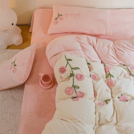 91家纺网 家纺一手货源 找家纺 （总）塔塔家居 2025新款高克牛奶绒毛巾绣四件套