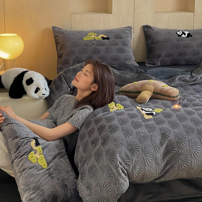 91家纺网 家纺一手货源 找家纺 安莱生活 2023新款雕花绒牛奶绒毛巾绣青松躺平四件套 放青松-黑松