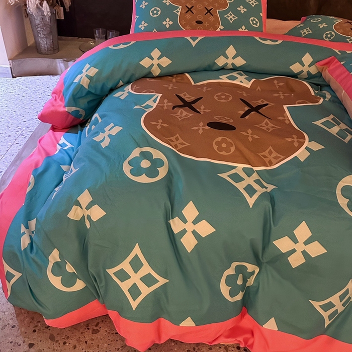 91家纺网 家纺一手货源 找家纺 色鬼 2023新款轻奢潮牌大牌风棉加绒四件套印花牛奶绒四件套 湖蓝熊