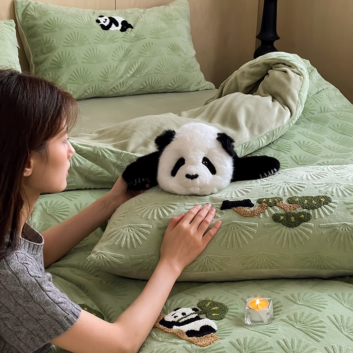 91家纺网 家纺一手货源 找家纺 安莱生活 2023新款雕花绒牛奶绒毛巾绣青松躺平四件套 放青松-翠松