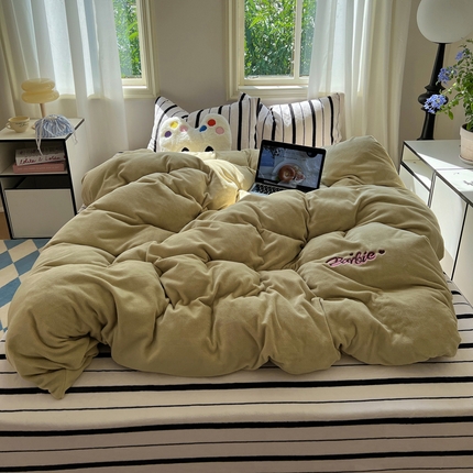 91家纺网 家纺一手货源 找家纺 塔塔家居 2025新款美式混搭小刺绣牛奶绒四件套 黑条绿