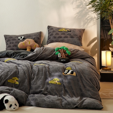 91家纺网 家纺一手货源 找家纺 （总）安莱生活2023新款雕花绒牛奶绒毛巾绣“青松躺平”四件套-风格一