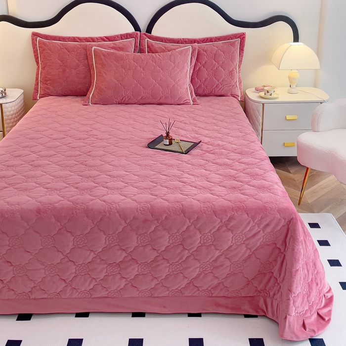 91家纺网 家纺一手货源 找家纺 优乐家纺 2025新款高克重宝宝绒夹棉床盖系列三件套 爱丽丝-魅力豆沙