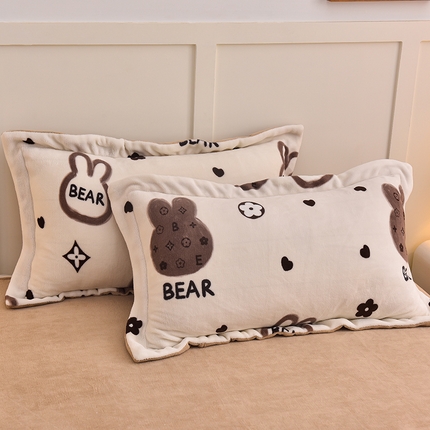 91家纺网 家纺一手货源 找家纺 简一 2024新款高克重牛奶绒迪士尼系列单枕套 时尚熊宝