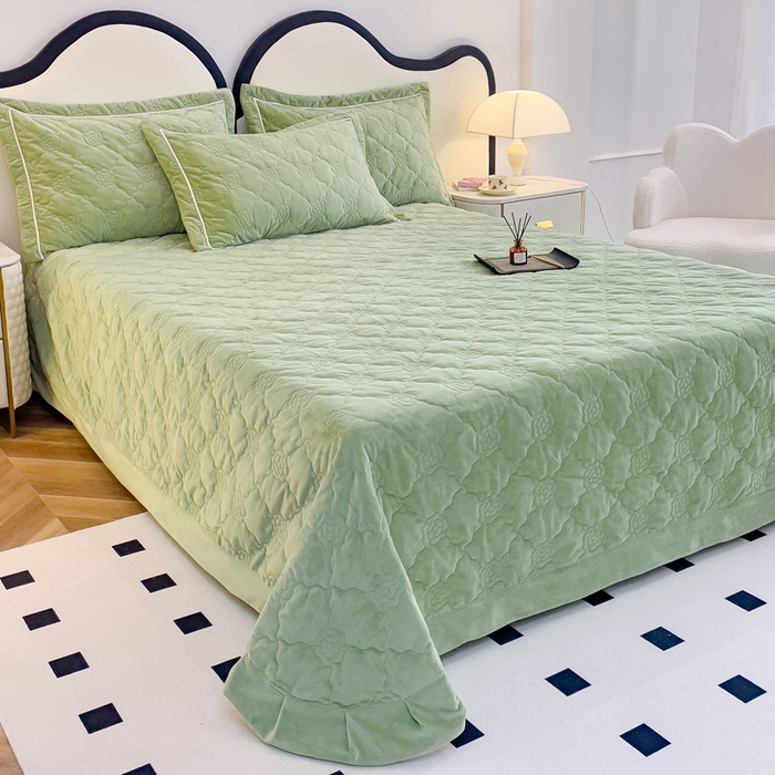 91家纺网 家纺一手货源 找家纺 优乐家纺 2025新款高克重宝宝绒夹棉床盖系列三件套 爱丽丝-青春绿