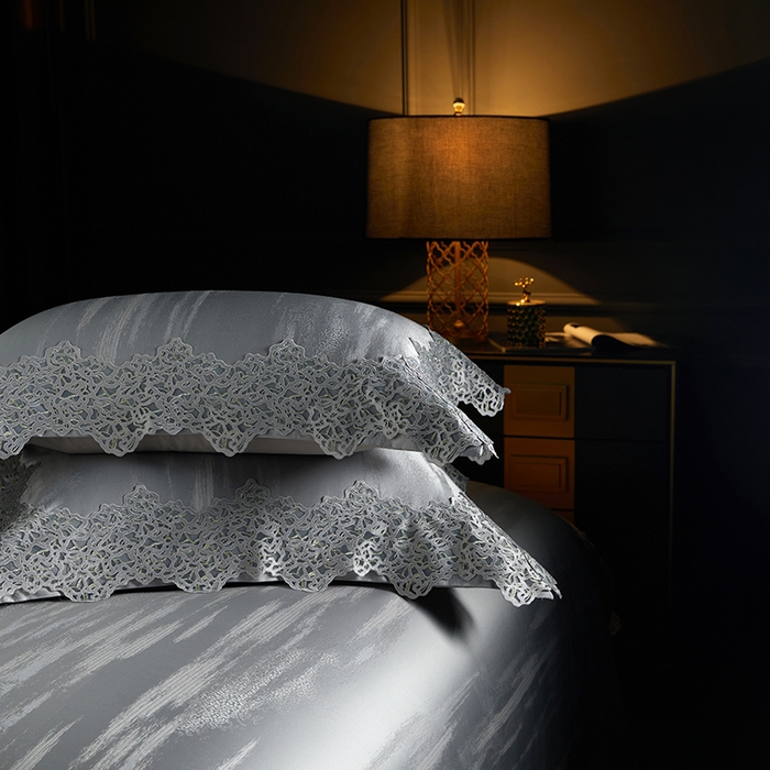 91家纺网 家纺一手货源 找家纺 缔缦 2023新款A版真丝棉B版60s长绒棉高端蕾丝四件套系列-山水一城  高级灰