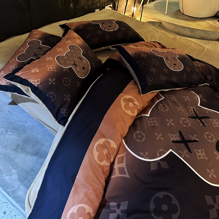 91家纺网 家纺一手货源 找家纺 色鬼 2023新款轻奢潮牌大牌风棉加绒四件套印花牛奶绒四件套 美拉熊