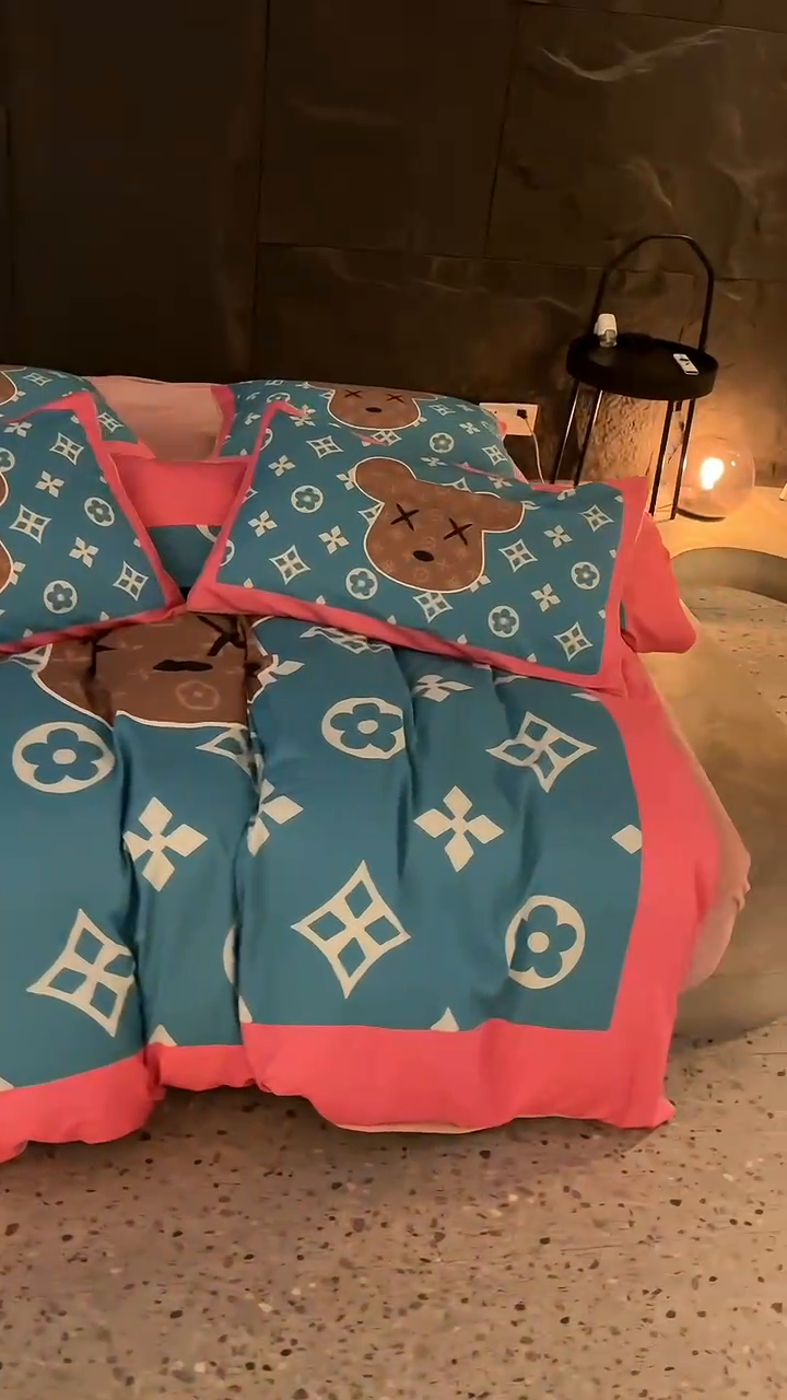 91家纺网 家纺一手货源 找家纺 色鬼 2023新款轻奢潮牌大牌风棉加绒四件套印花牛奶绒四件套 湖蓝熊