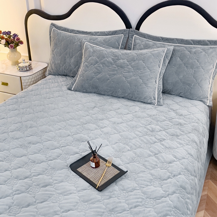 91家纺网 家纺一手货源 找家纺 优乐家纺 2025新款高克重宝宝绒夹棉床盖系列三件套 爱丽丝-贵族灰