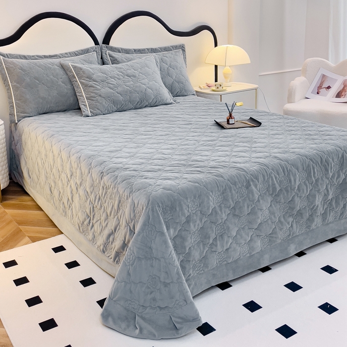 91家纺网 家纺一手货源 找家纺 优乐家纺 2025新款高克重宝宝绒夹棉床盖系列三件套 爱丽丝-贵族灰