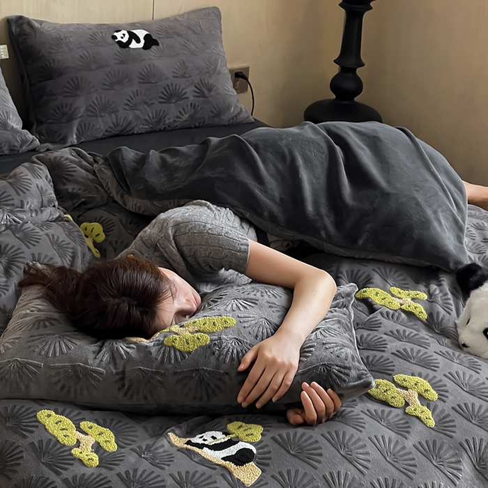 91家纺网 家纺一手货源 找家纺 安莱生活 2023新款雕花绒牛奶绒毛巾绣青松躺平四件套 放青松-黑松