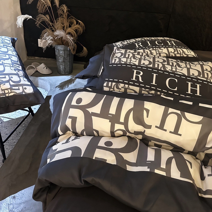 91家纺网 家纺一手货源 找家纺 色鬼 2023新款轻奢潮牌大牌风棉加绒四件套印花牛奶绒四件套 来财绒