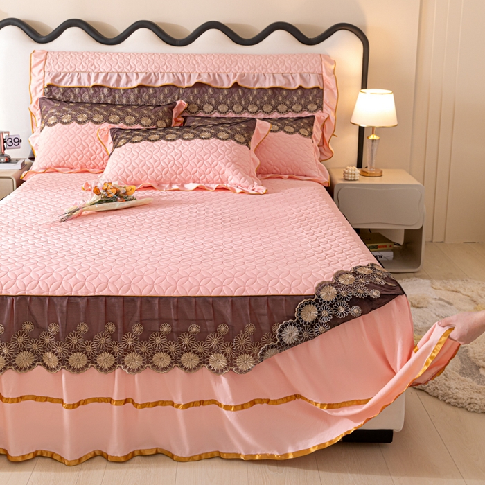91家纺网 家纺一手货源 找家纺 靓生活 2023新款夹棉绗缝床裙三件套-金玉良缘 粉玉