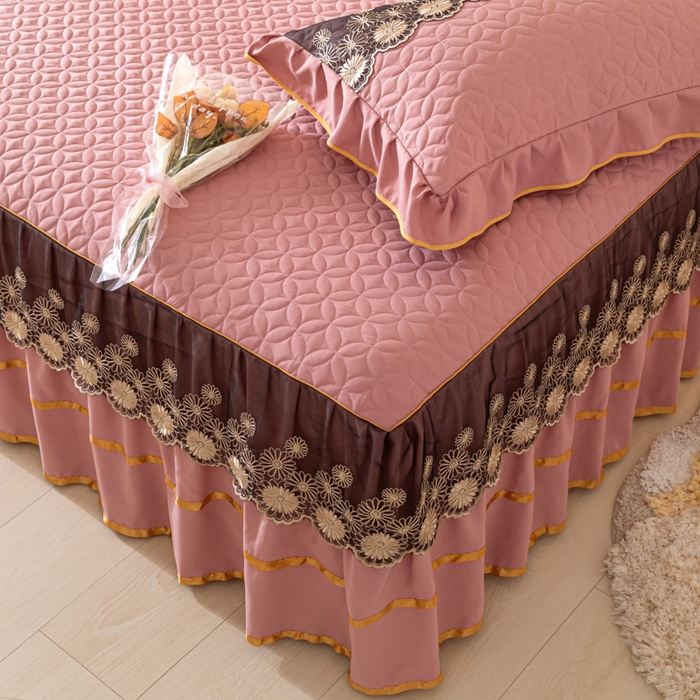 91家纺网 家纺一手货源 找家纺 靓生活 2023新款夹棉绗缝床裙三件套-金玉良缘 豆沙