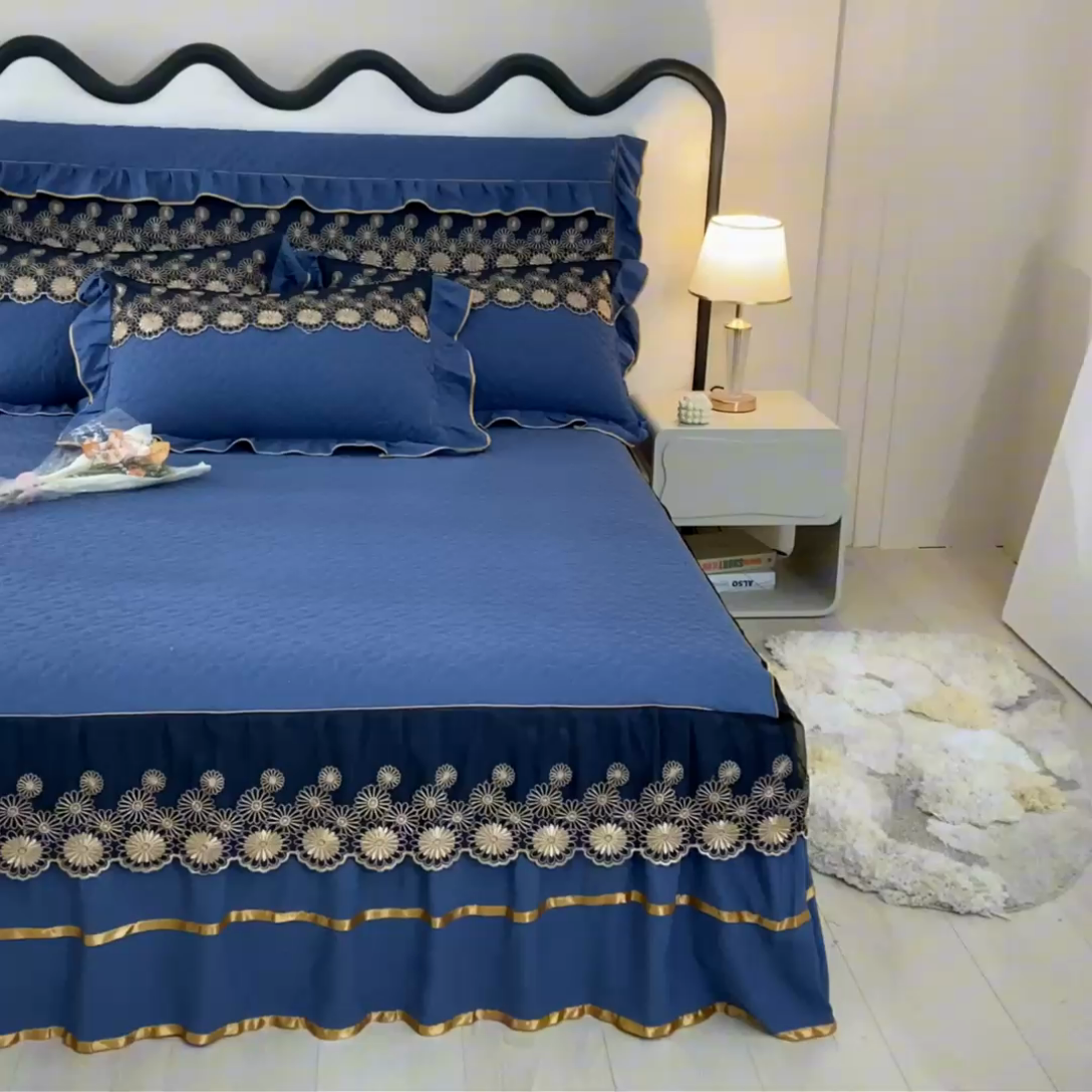 91家纺网 家纺一手货源 找家纺 靓生活 2023新款夹棉绗缝床裙三件套-金玉良缘 宝蓝
