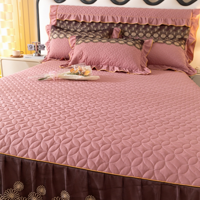 91家纺网 家纺一手货源 找家纺 靓生活 2023新款夹棉绗缝床裙三件套-金玉良缘 豆沙