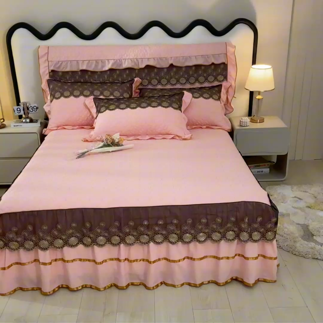 91家纺网 家纺一手货源 找家纺 靓生活 2023新款夹棉绗缝床裙三件套-金玉良缘 粉玉