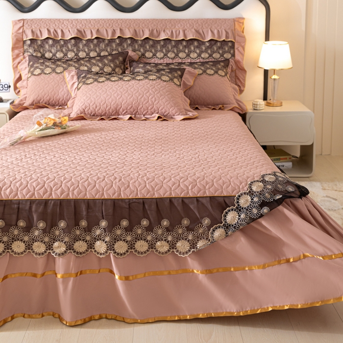 91家纺网 家纺一手货源 找家纺 靓生活 2023新款夹棉绗缝床裙三件套-金玉良缘 卡其