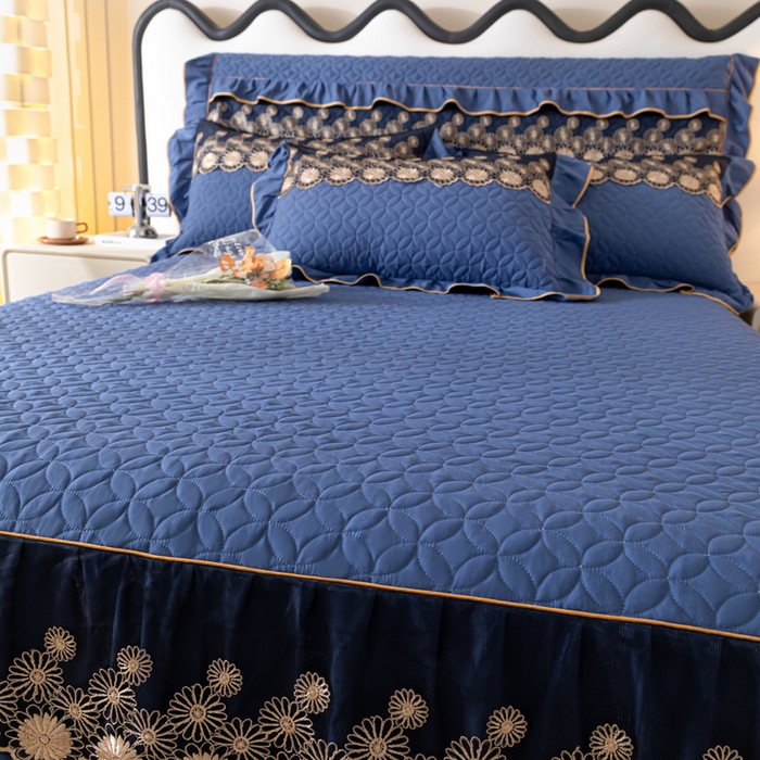 91家纺网 家纺一手货源 找家纺 靓生活 2023新款夹棉绗缝床裙三件套-金玉良缘 宝蓝