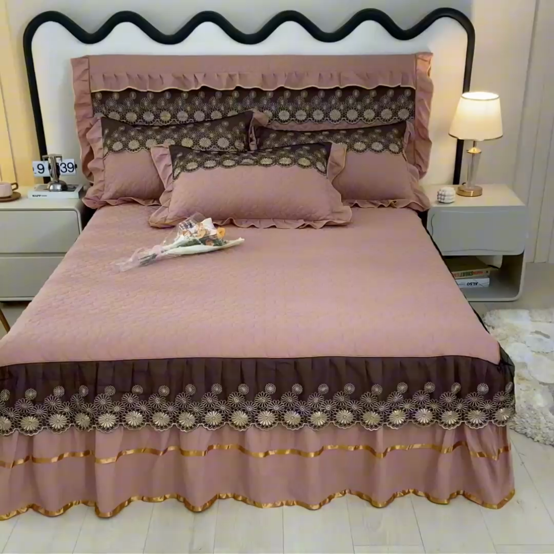 91家纺网 家纺一手货源 找家纺 靓生活 2023新款夹棉绗缝床裙三件套-金玉良缘 卡其