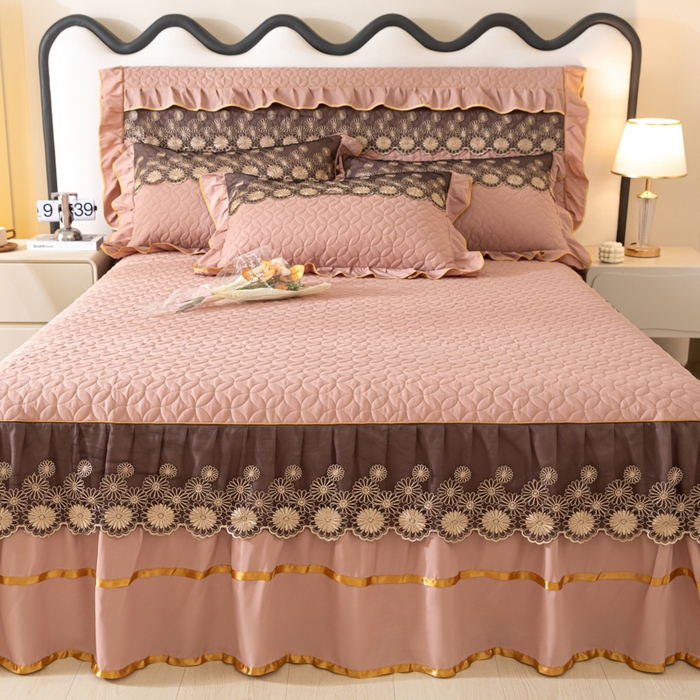 91家纺网 家纺一手货源 找家纺 靓生活 2023新款夹棉绗缝床裙三件套-金玉良缘 卡其