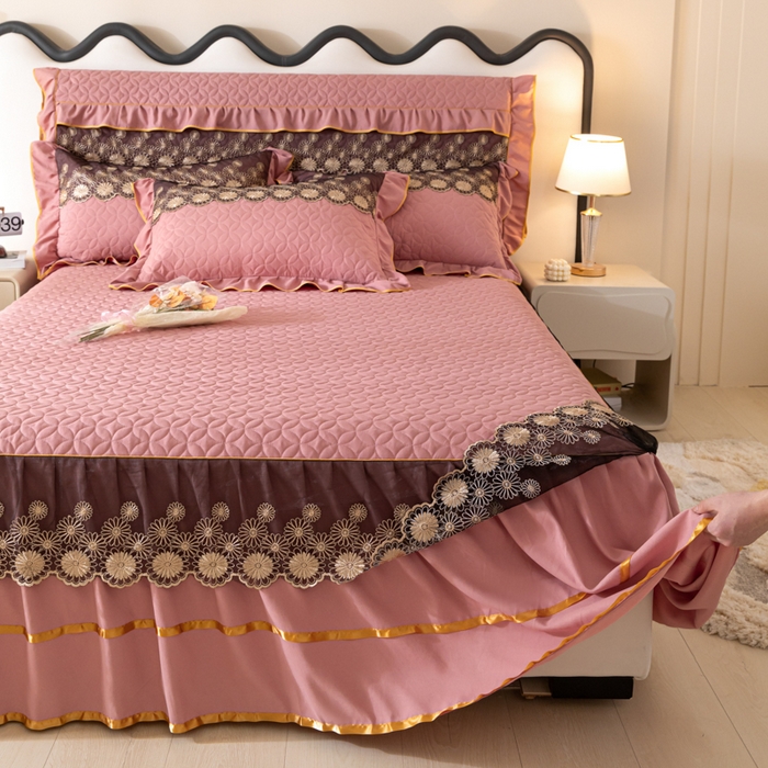 91家纺网 家纺一手货源 找家纺 靓生活 2023新款夹棉绗缝床裙三件套-金玉良缘 豆沙