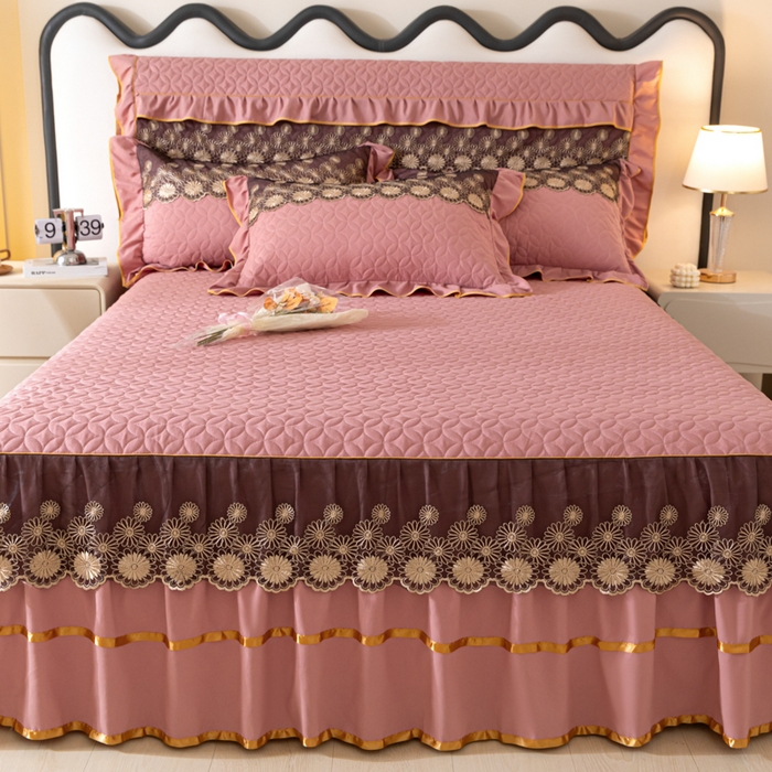 91家纺网 家纺一手货源 找家纺 靓生活 2023新款夹棉绗缝床裙三件套-金玉良缘 豆沙