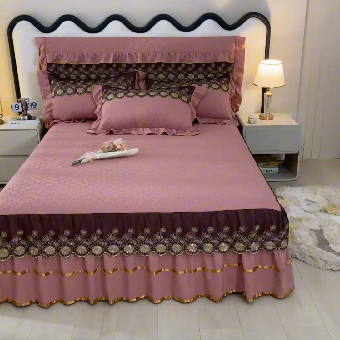 91家纺网 家纺一手货源 找家纺 靓生活 2023新款夹棉绗缝床裙三件套-金玉良缘 豆沙