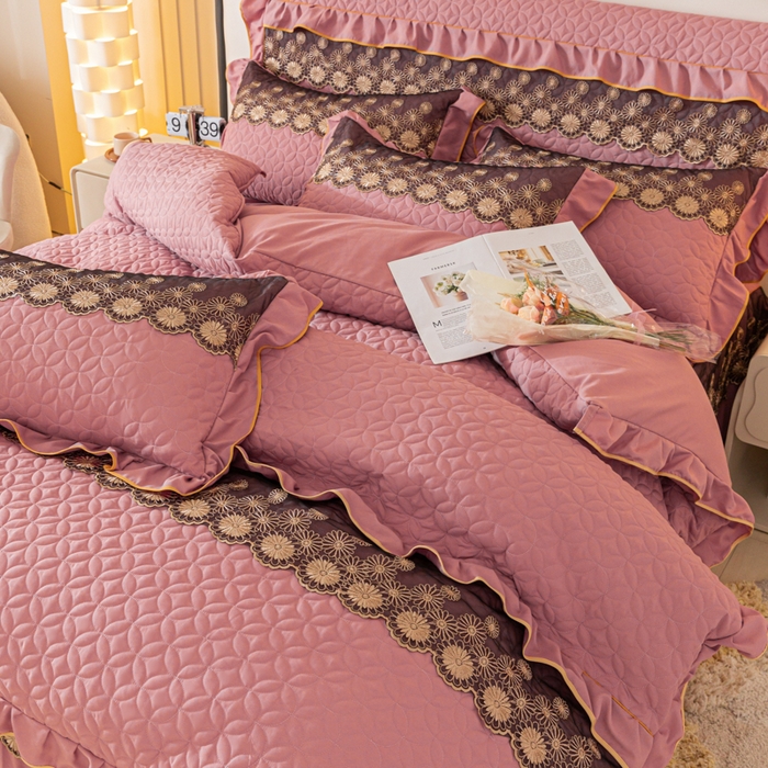 91家纺网 家纺一手货源 找家纺 靓生活 2023新款夹棉绗缝床裙四件套-金玉良缘 豆沙