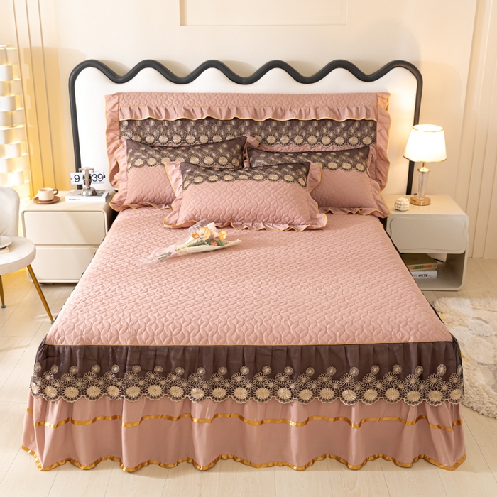 91家纺网 家纺一手货源 找家纺 靓生活 2023新款夹棉绗缝床裙三件套-金玉良缘 卡其