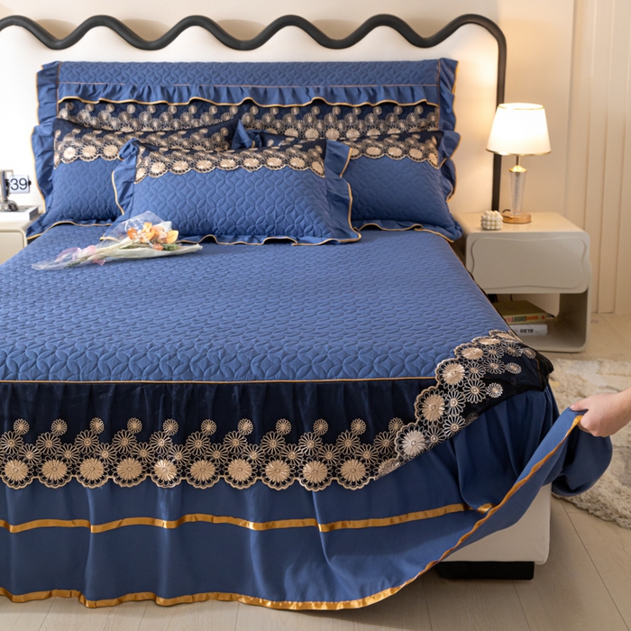 91家纺网 家纺一手货源 找家纺 靓生活 2023新款夹棉绗缝床裙三件套-金玉良缘 宝蓝