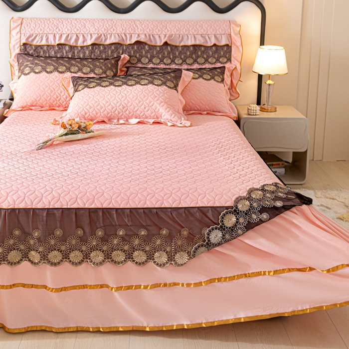 91家纺网 家纺一手货源 找家纺 靓生活 2023新款夹棉绗缝床裙三件套-金玉良缘 粉玉