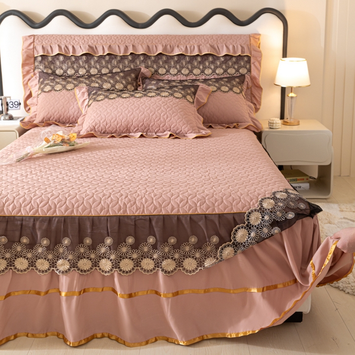 91家纺网 家纺一手货源 找家纺 靓生活 2023新款夹棉绗缝床裙三件套-金玉良缘 卡其