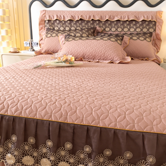 91家纺网 家纺一手货源 找家纺 靓生活 2023新款夹棉绗缝床裙三件套-金玉良缘 卡其