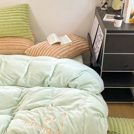 91家纺网 家纺一手货源 找家纺 2023新款兔毛绒双拼绣花四件套补拍 荧光绿