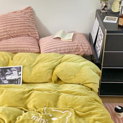 91家纺网 家纺一手货源 找家纺  2023新款兔毛绒双拼绣花四件套补拍 抹茶绿